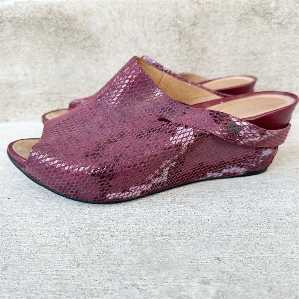 Tsubo Ovid Snake Print Wedge Platform Mules Size 8.5 Burgundy Purple Reptile